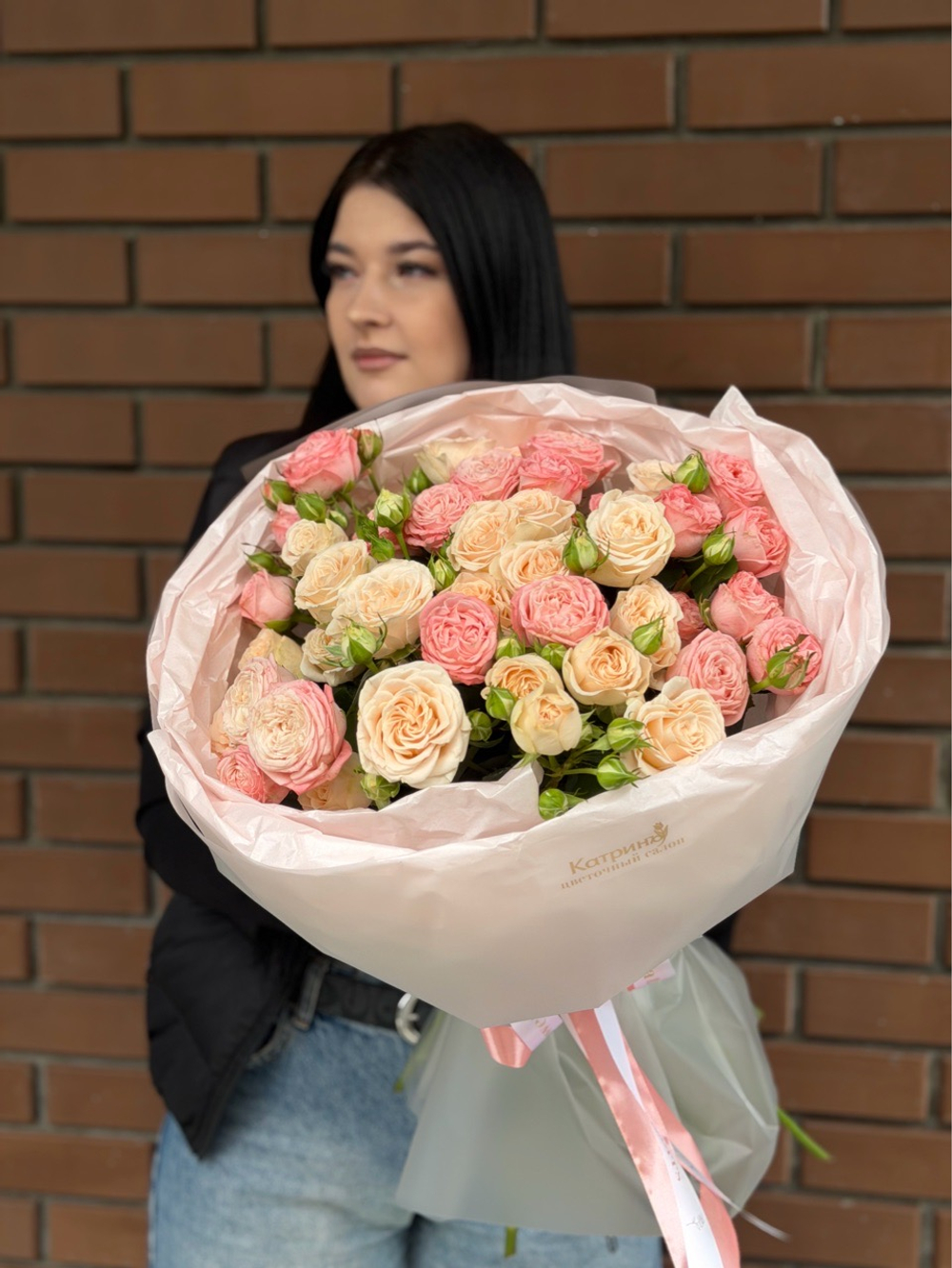 Букет с пионовидными кустовыми розами нежный пышный