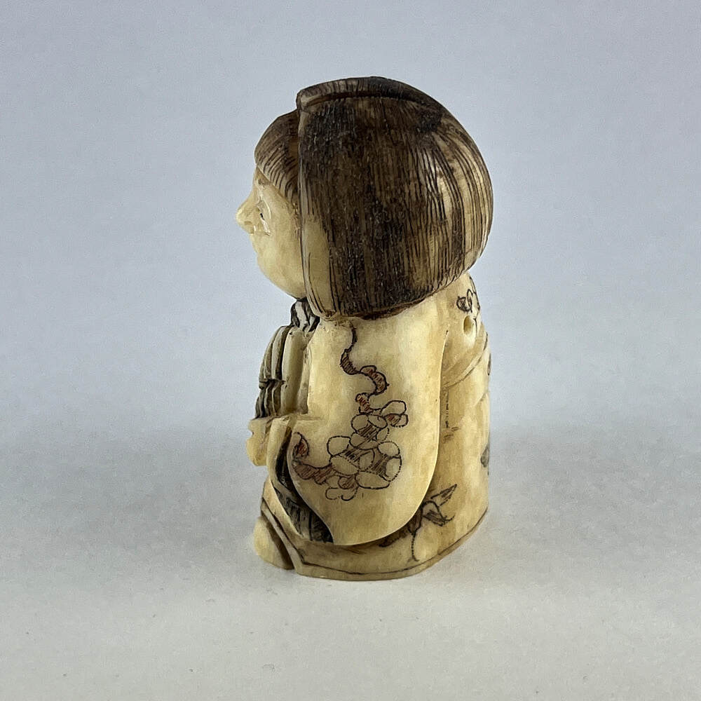 Статуэтка нэцкэ Гейша с веером и посохом