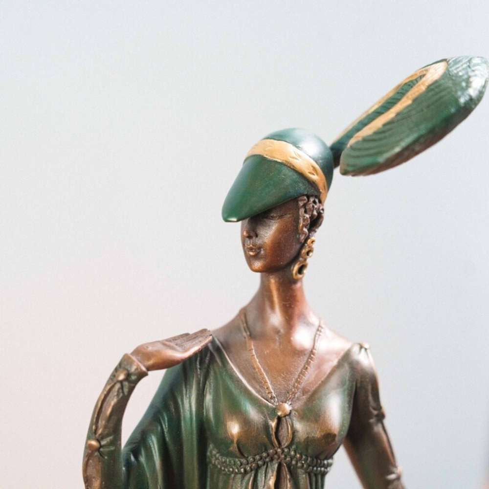 Скульптура «Элегантная дама в изумрудном платье»