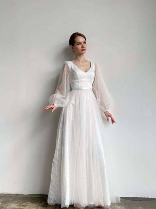 Свадебное минималистичное пышное платье с V-образным вырезом и объемными рукавами в горошек (молочный)