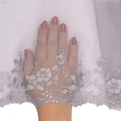 Вышивка на сетке серая (правая) 18 см