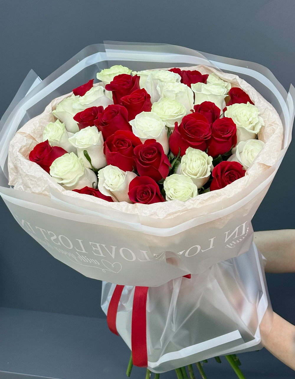 35 роз микс красных и белых