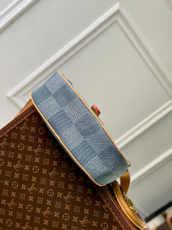 Louis Vuitton Montsouris Messenger MM