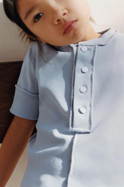 ZARA ФУТБОЛКА ОВЕРЛОК С ПУГОВИЦАМИ, ГОЛУБОЙ