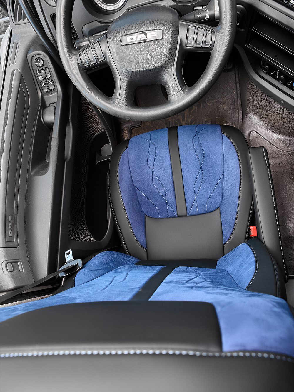 Чехлы Люкс DAF XF 106 (экокожа, черный цвет, синяя вставка)