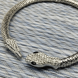 Чокер колье "Змея" серебристый металлический с кристаллами.