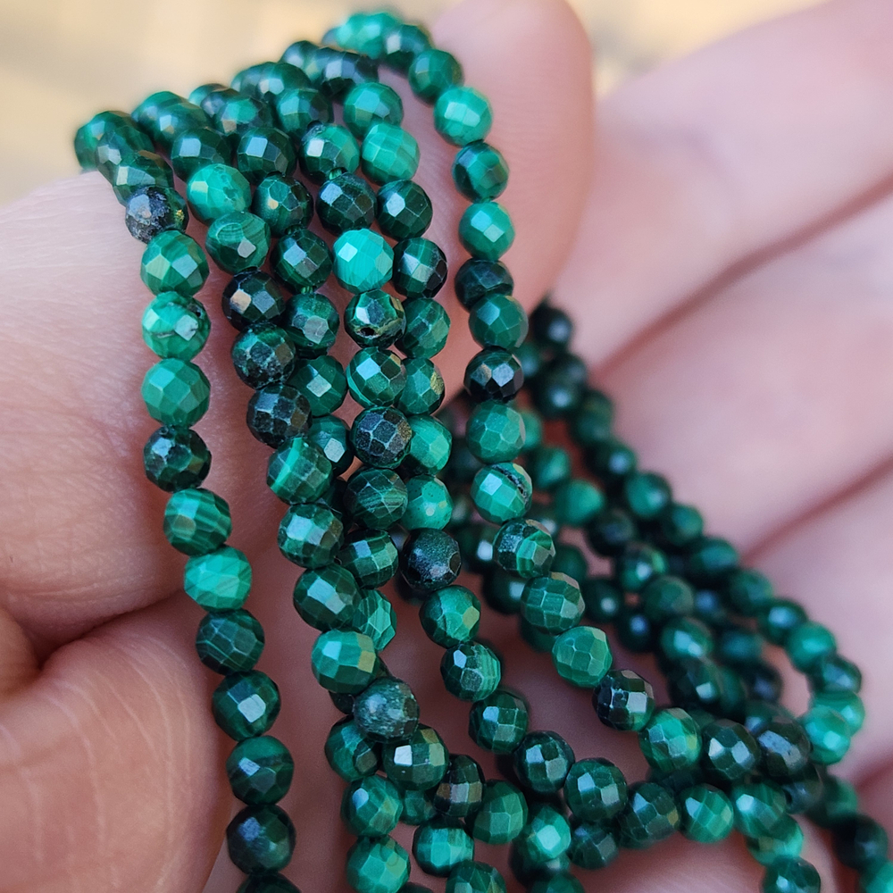 Малахит натуральный, шар огранка, р-р 3-3.2мм, цена за нить 9.5см (1/4)