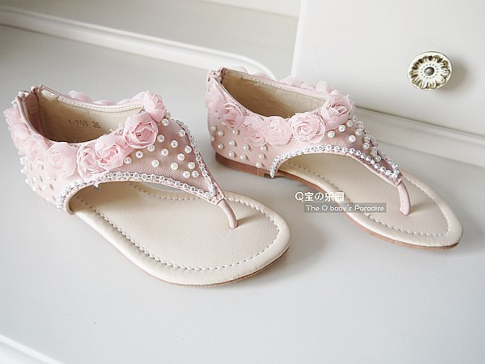 Сандалии детские с закрытой пяткой расшитые бусинами и цветами