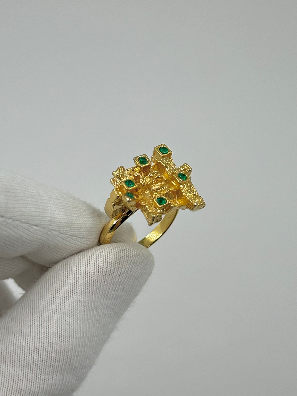 Кольцо с зелёными кристаллами