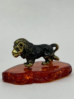 Бронзовая статуэтка на янтаре