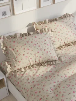 Декоративная наволочка с рюшами, оборками "Розовые бутоны на бежевом" 50х70 см, 1 шт, без молнии