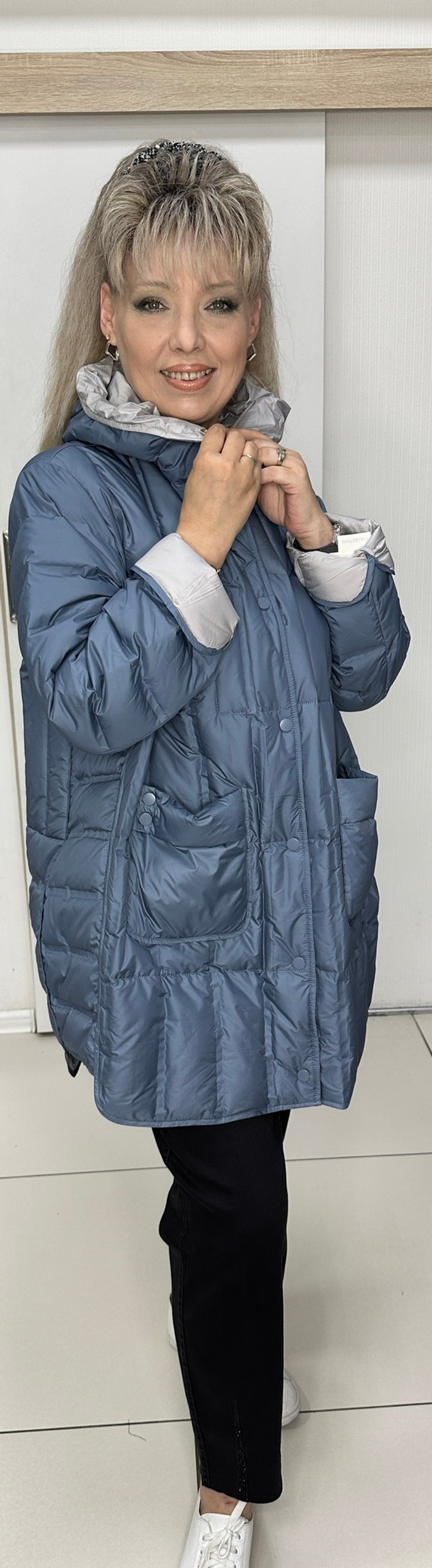 Голубая удлиненная куртка с серой отделкой капюшона