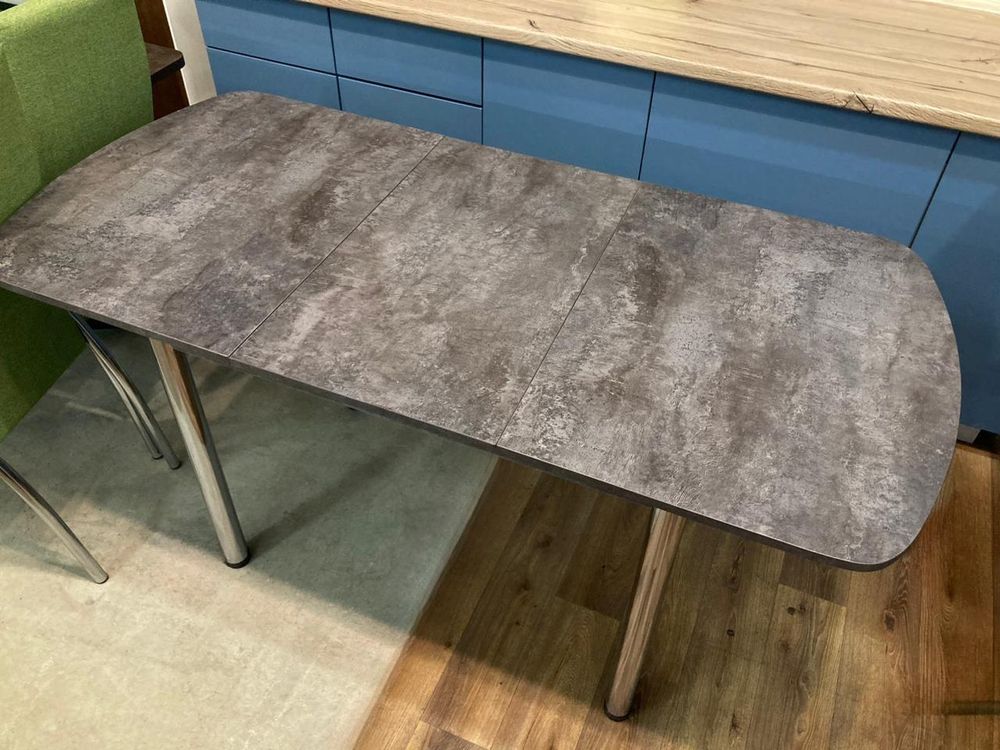 Стол разд ЛДСП подстолье прямое хром Царг.пояс бетон темный Ст-ца камень темный