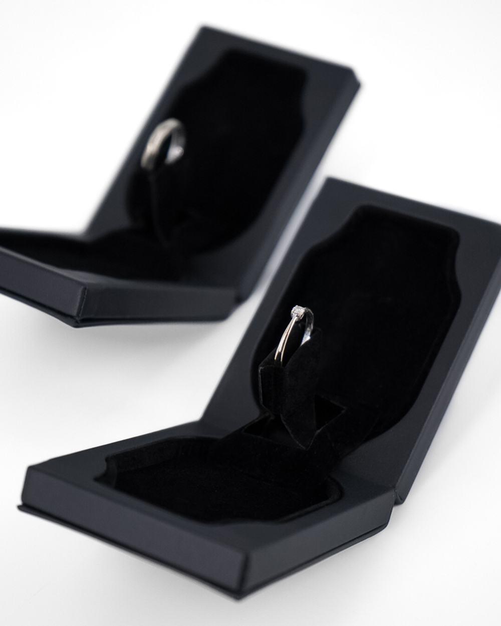 Футляр с обтяжкой из искусственной кожи для кольца