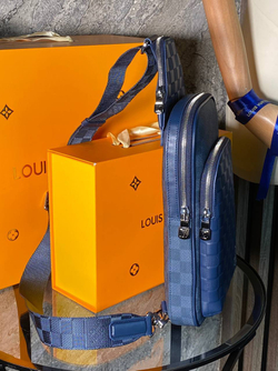 Сумка- слинг Louis Vuitton