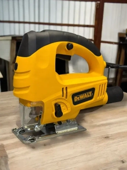 Лобзик DeWalt c лазером электрический