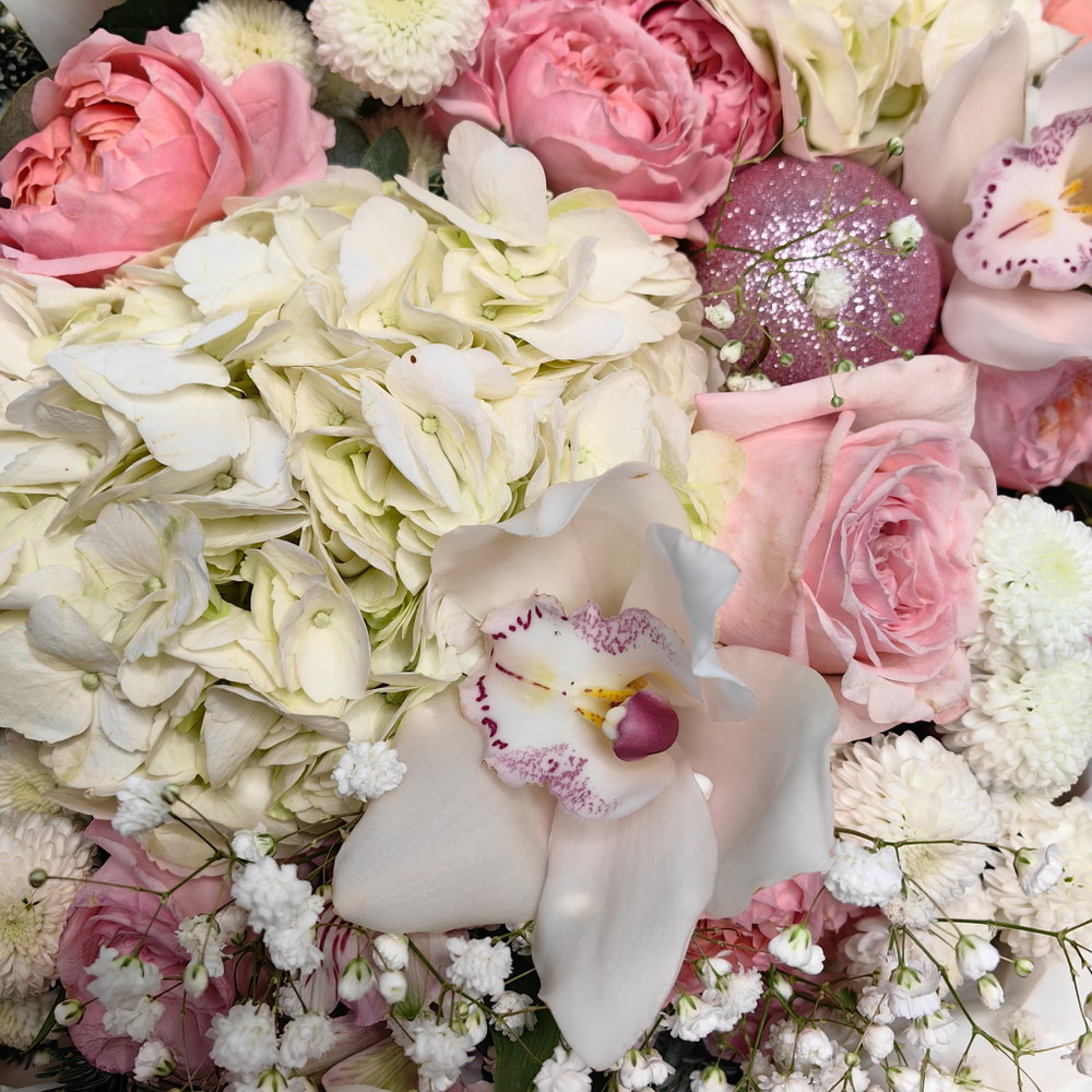 Авторский букет с белыми гортензиями