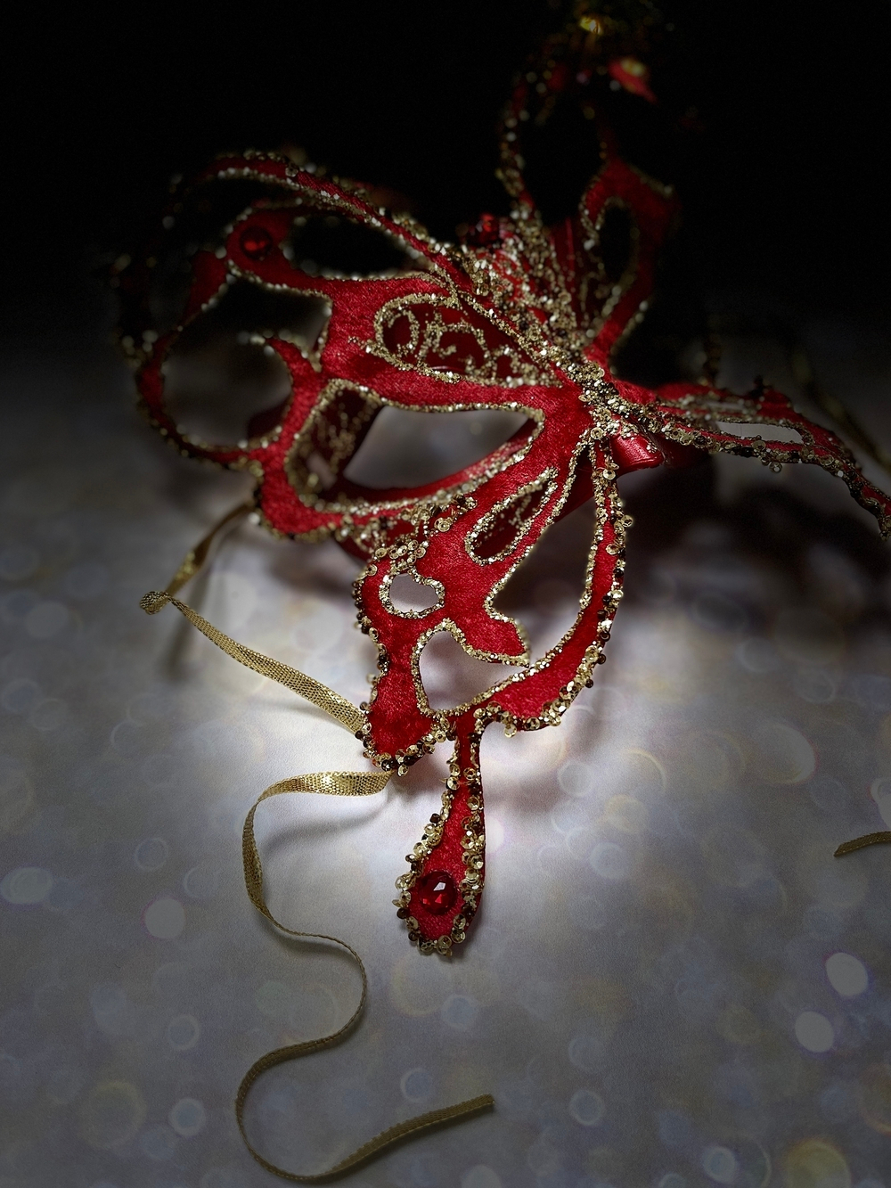 Маска бабочки 24см ChristmasDeLuxe premium collection красная/золотая