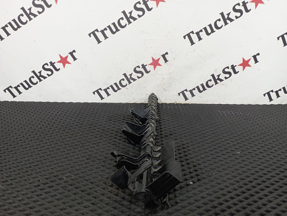 Направляющая стекла двери левой