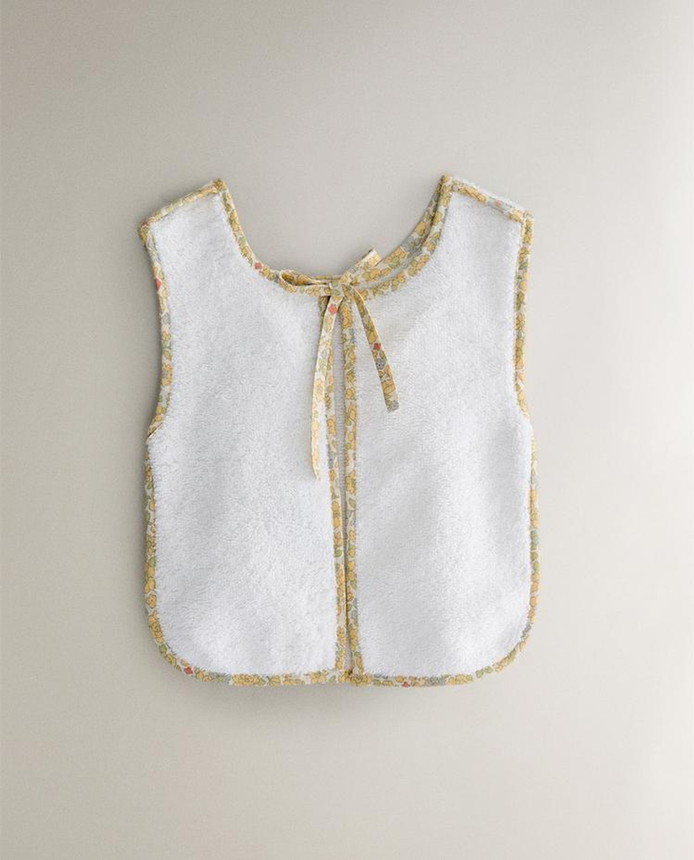 ZARA HOME ДЕТСКИЙ НАГРУДНИК С ЦВЕТОЧНЫМ ПРИНТОМ, КРЕМОВЫЙ