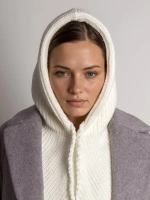 Капор женский вязаный молочный