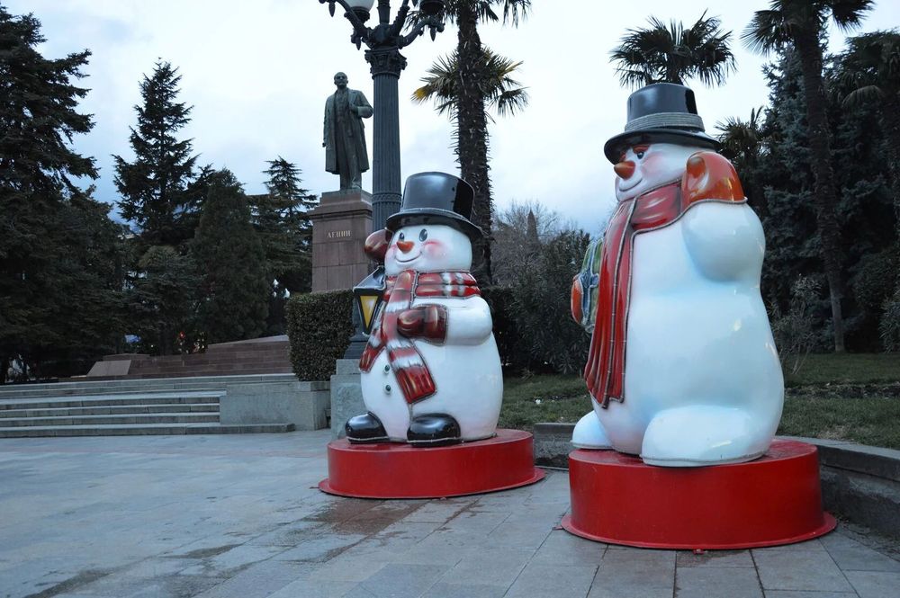 Уличная фигура "Снеговик с переносным фонарем"