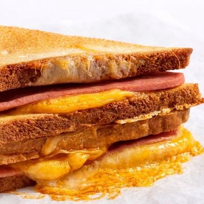 Сэндвич четыре сыра с ветчиной