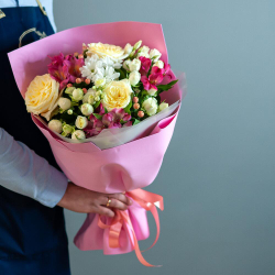 Букет в нежных тонах с альстромерией кустовой и одноголовой розой