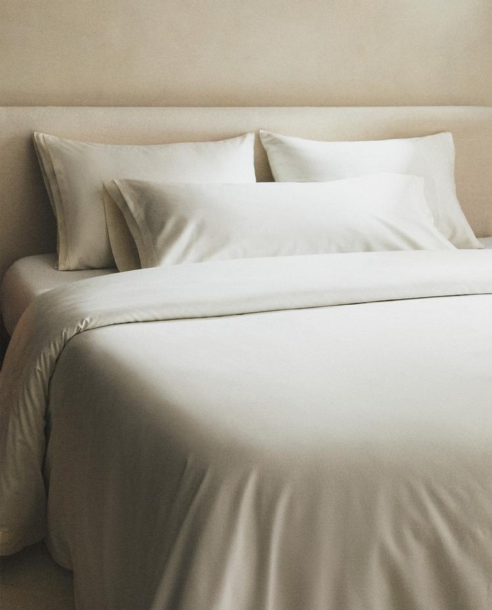 ZARA HOME САТИНОВЫЙ ПОДОДЕЯЛЬНИК С ШЕЛКОВОЙ КАЙМОЙ, ЖЕЛТОВАТО-БЕЛЫЙ