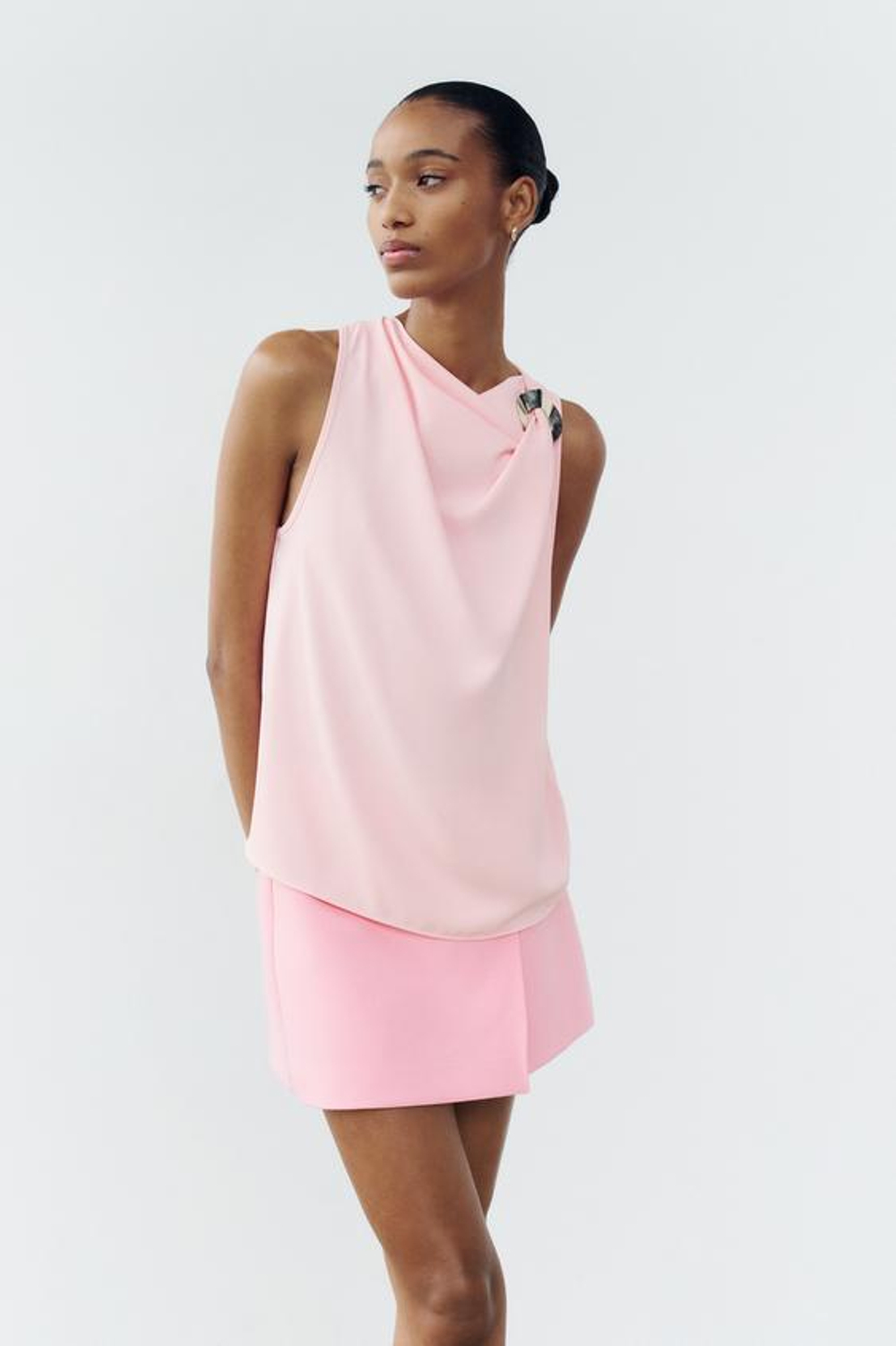 ZARA ТОП ИЗ КРЕПА С ЗОЛОТИСТОЙ ДЕТАЛЬЮ, ПАСТЕЛЬНО-РОЗОВЫЙ