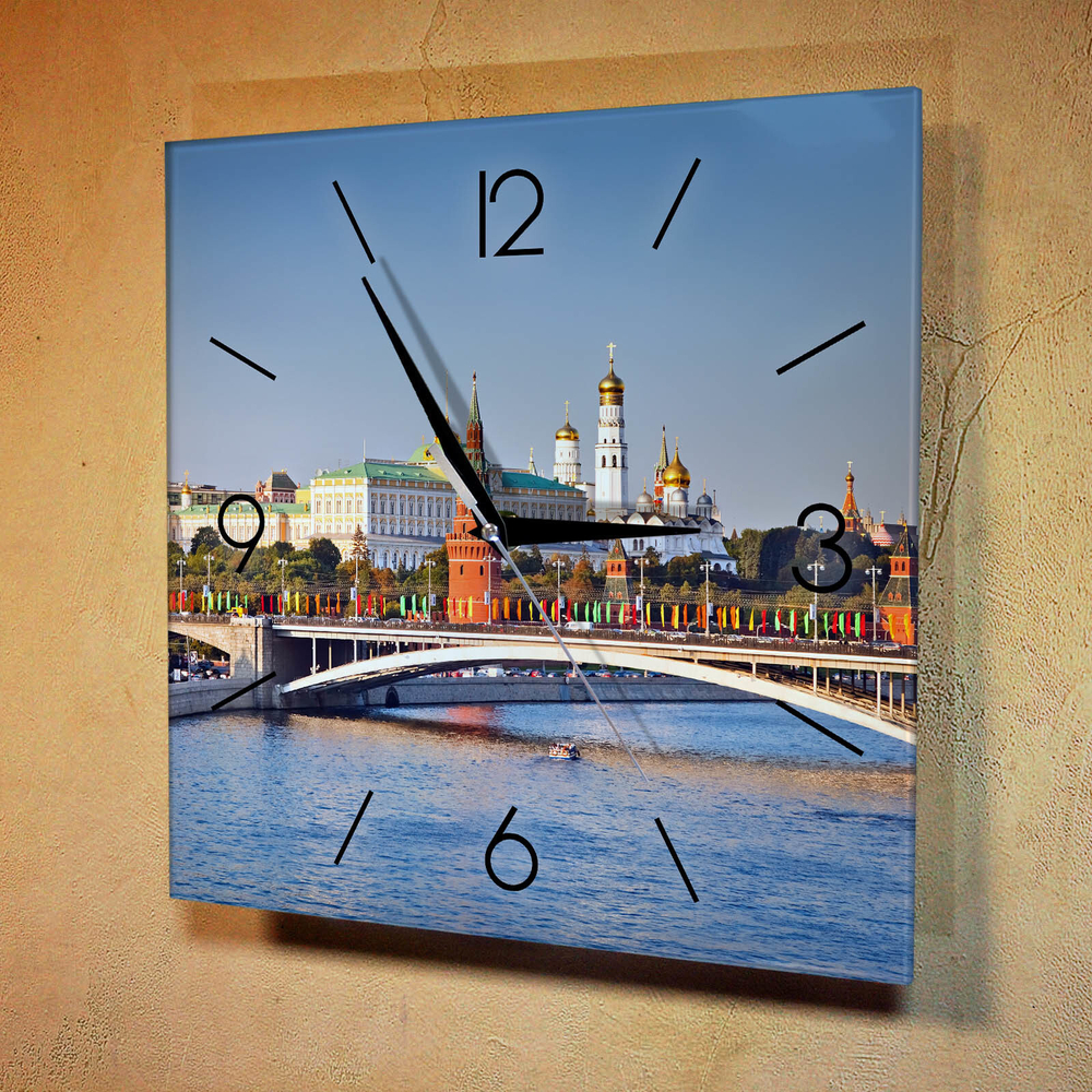 Часы с видом на Кремль Москва 18 02