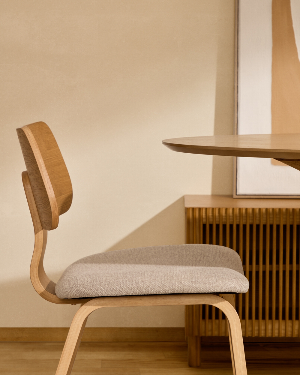 Стул Gena из бежевого шенилла с каркасом из шпона дуба и каучукового дерева