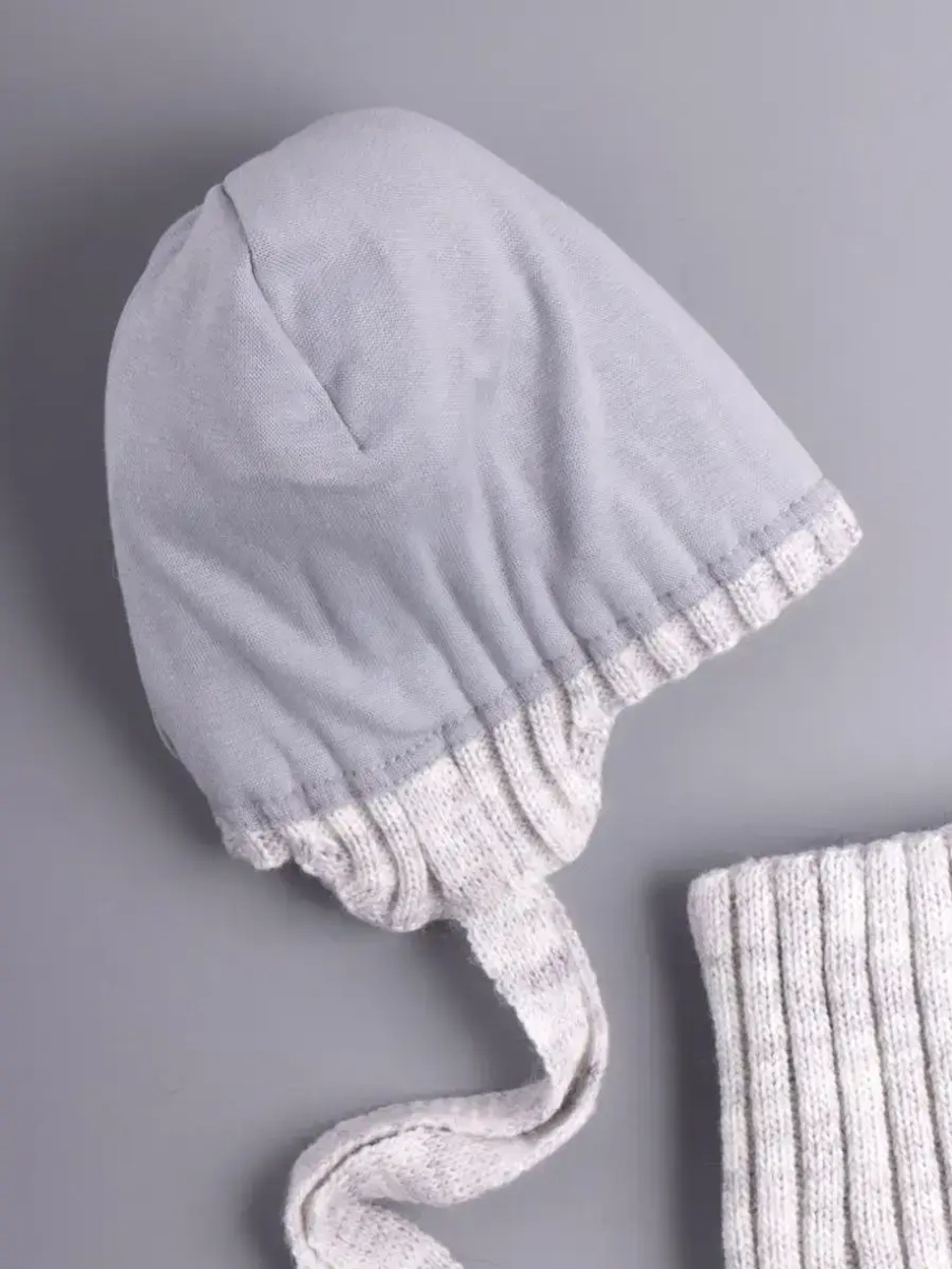 Шапка осенняя детская на завязках и снуд