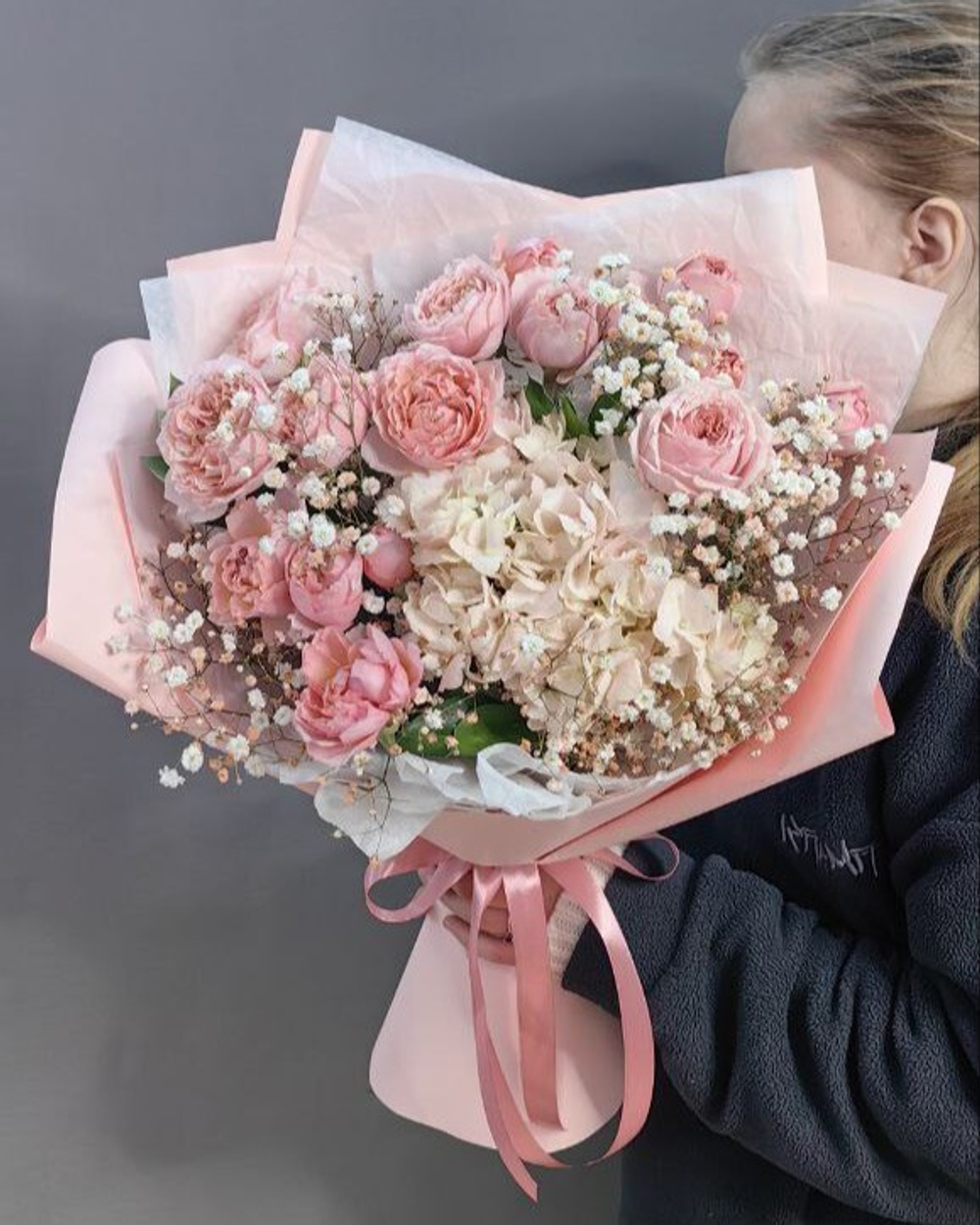 Букет с гортензией и пионовидными розами сорта "Juliette"