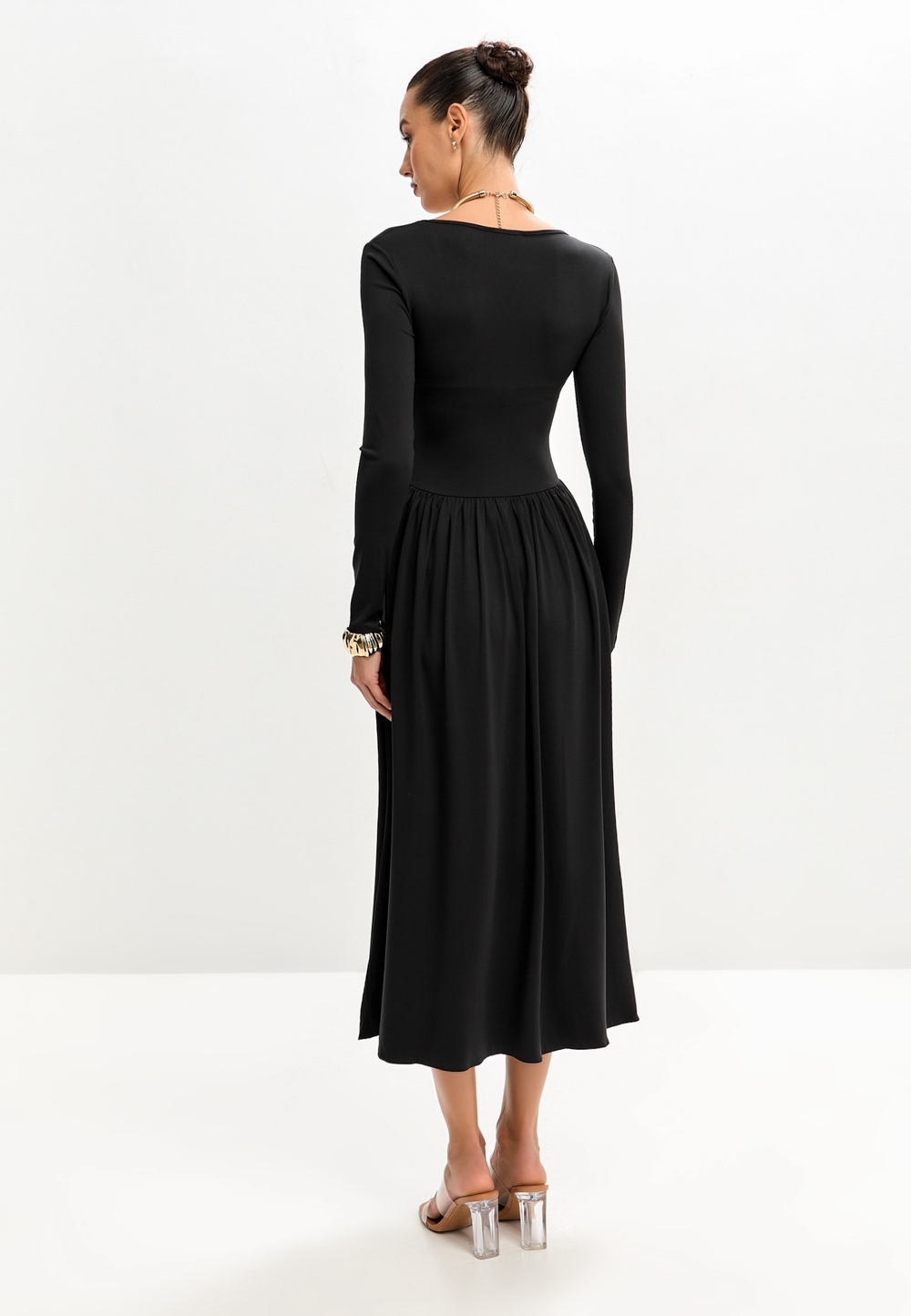 Платье с рукавами и драпировкой