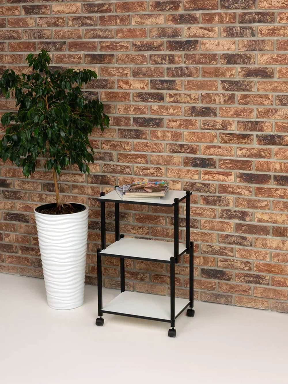 Тележка косметологическая Пирамида на колесиках