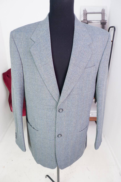 Пиджак серого оттенка, маркировка 188-104-92, визуально на 52 размер