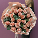 Букет из розовых роз с эвкалиптом #30