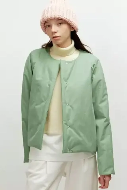 Короткая куртка зеленого цвета
