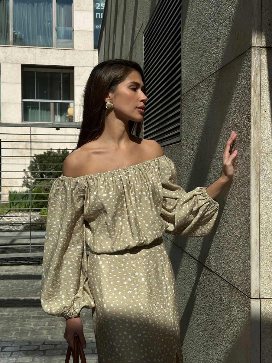 Блуза из вискозы на резинке бежевая в пятнышко