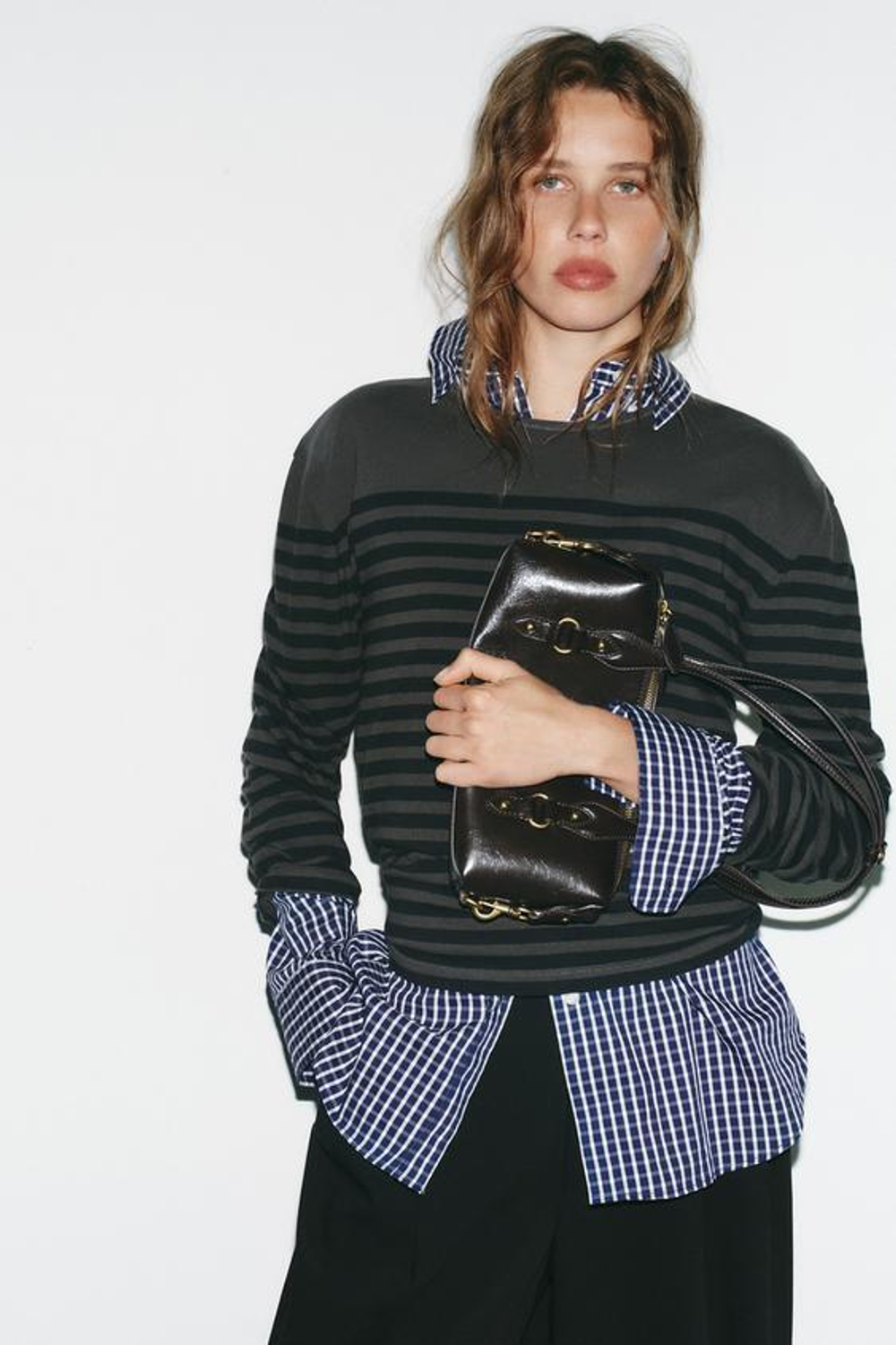 ZARA СУМКА С ПЛЕЧЕВЫМ РЕМНЕМ И МЕТАЛЛИЧЕСКИМИ ДЕТАЛЯМИ, БОРДОВО-КРАСНЫЙ