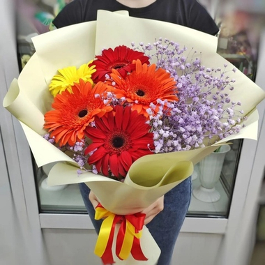 Букет из 5 гербер и гипсофилы