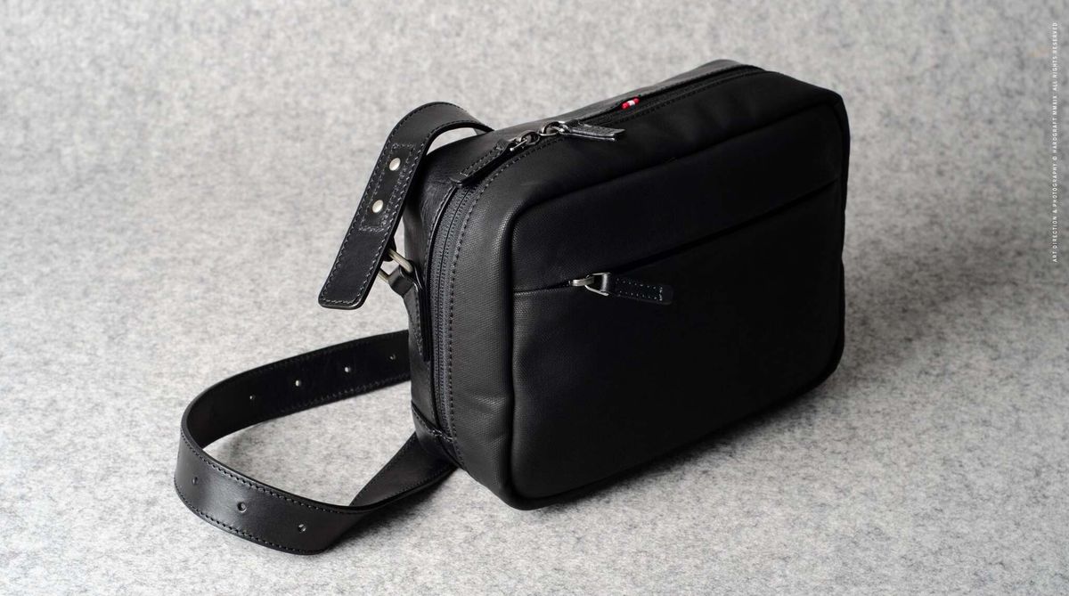 Hard Graft All-Rounder Black Coated — наплечная сумка