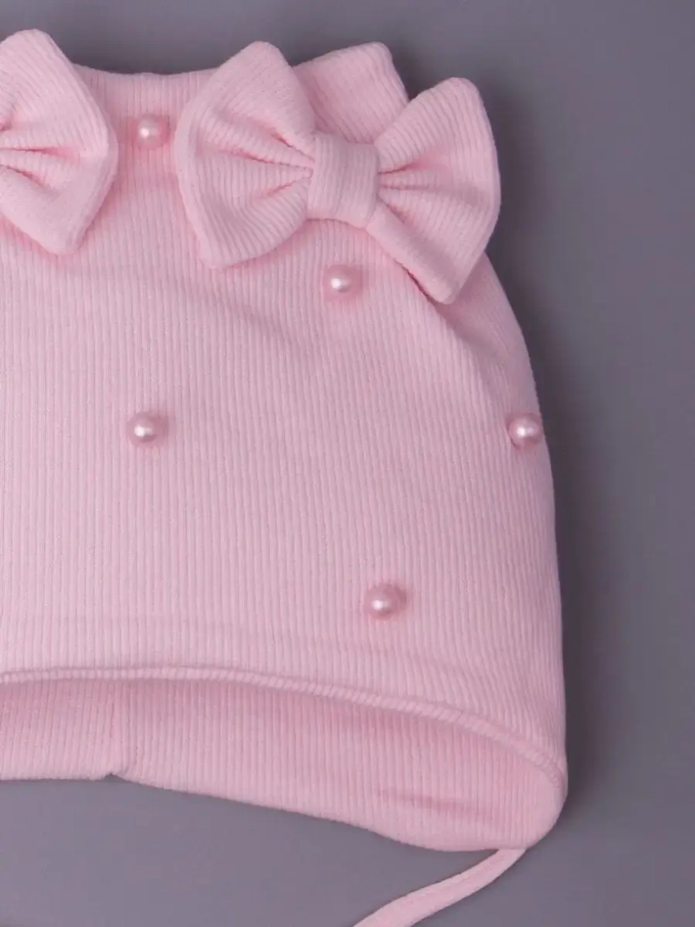 Шапка для девочки осенняя на завязках с бусинами