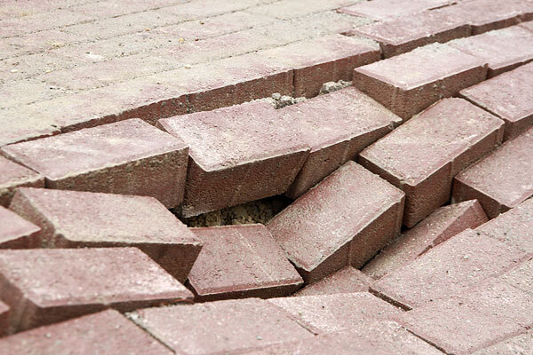 Причины проседания тротуарной плитки и варианты решения проблемы
