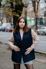 Однобортный удлиненный жилет-пиджак синего цвета