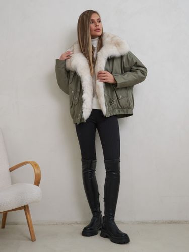 Укороченная парка в цвете хаки с бежевым меховым воротником