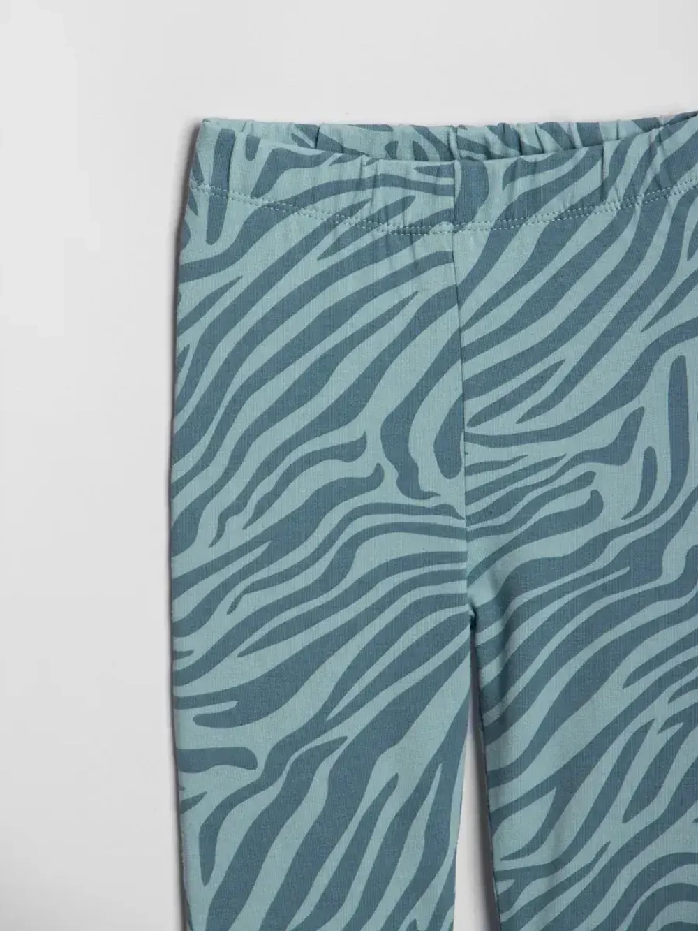 Зеленый костюм для девочки на осень