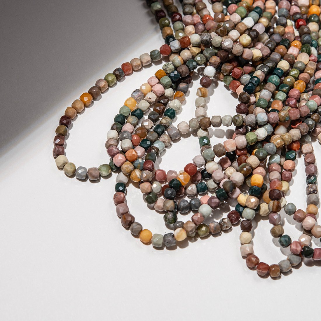 Алашаньский агат натуральный, куб 4,5мм, микроогранка