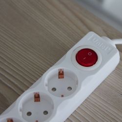 S-GSU5-3 WHITE Cетевой фильтр серии Universal. 3м Пвс 3x0.75. 5 гнезд. с-з. 10А. Защита от перенапряжения. короткого замыкания. TM Uniel.